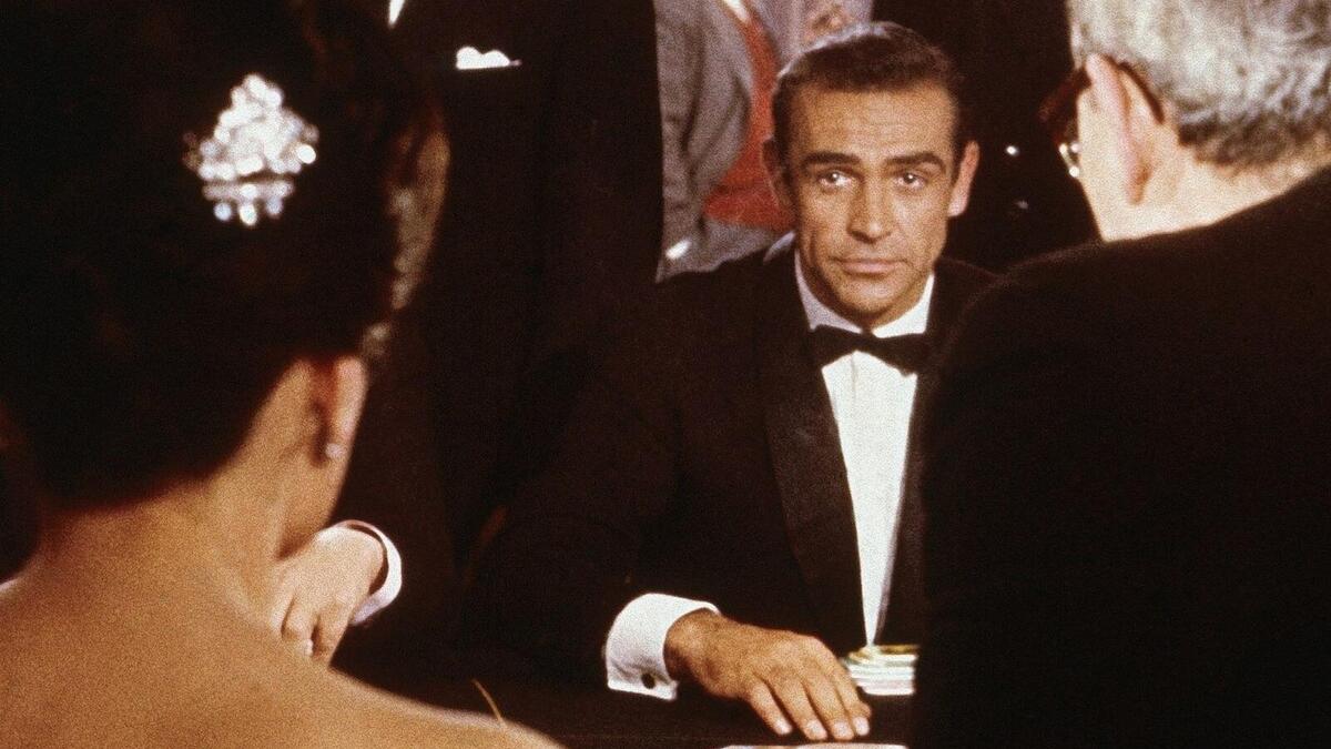 شون كونري: قام بأداء دور بوند بين عامي 1962 و1967 ثم في عام 1971 وأخيرًا سنة 1983. وكان أول أفلامه عام 1962 هو Dr. No ثم قدم الدور في 6 أفلام أخرى هي From Russia with Love، Goldfinger، Thunderball، You Only Live Twice، Diamonds Are Forever.