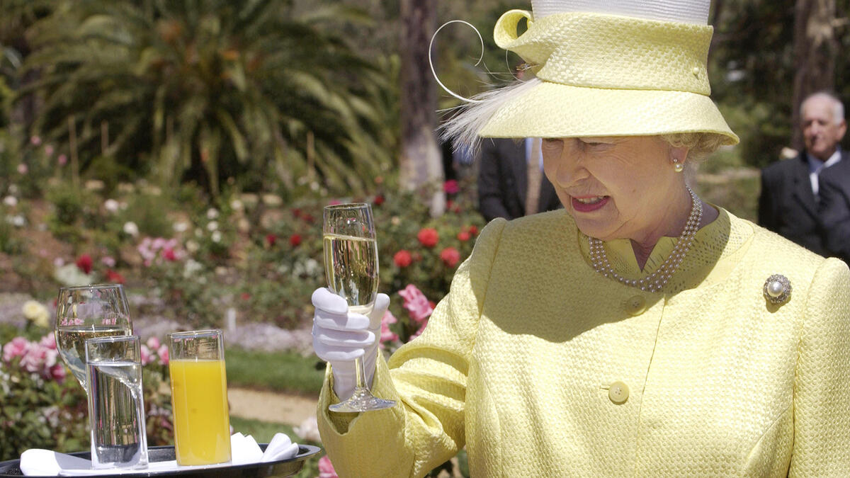 GIN هو مشروبها المفضل وهو خليط من النبيذ وشريحة من الليمون تشربه كل يوم قبل الغداء. ويقال أنها تحتسي كأسًا من الشمبانيا كل مساء.