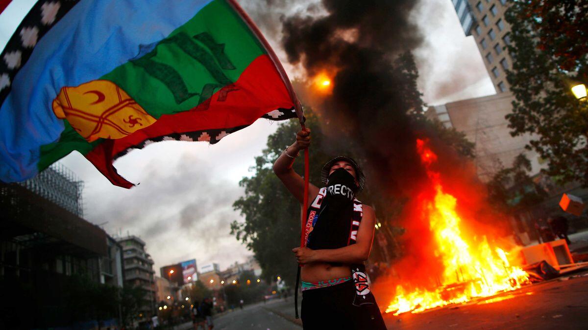 تشيلي: بدأت في العاصمة سانتياغو كحملة نسقها طلبة المدارس الثانوية لتجنب دفع الأجرة في مترو سانتياغو ردًا على ارتفاع أسعار تذكرة المترو على خلفية ارتفاع سعر الكهرباء وهو ما أدى إلى الاستيلاء على محطات القطارات الرئيسية في المدينة والمواجهات المفتوحة مع الشرطة الوطنية.