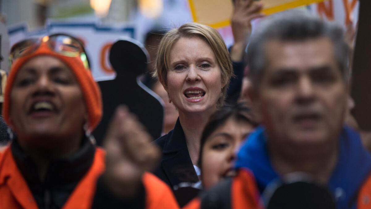 الممثلة والناشطة الأمريكية سينثيا نيكسون: تم اعتقالها في عام 2002 ، بعد أن شاركت في مظاهرة انطلقت للمطالبة بدعم المدارس العامة في مدينة نيويورك.