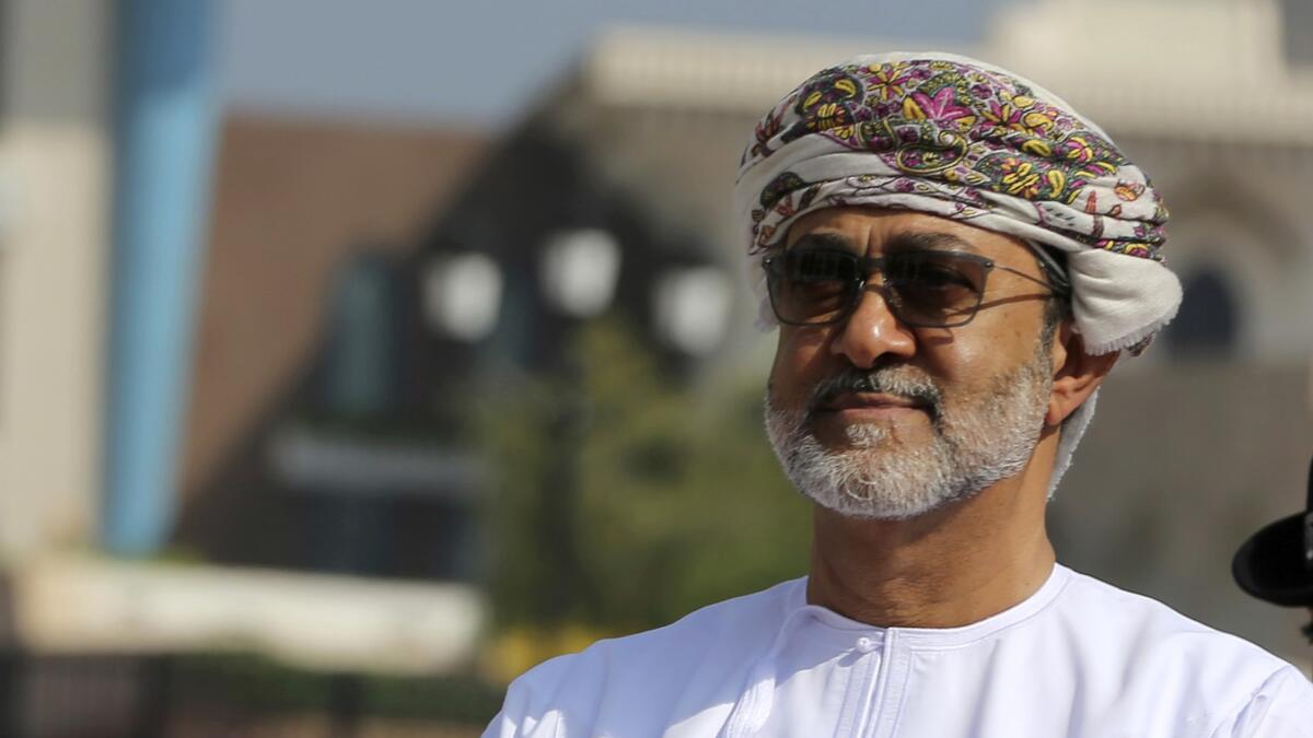 ولد السلطان هيثم عام 1954 في مسقط، عاصمة عمان، وتخرج من جامعة أكسفورد البريطانية عام 1979.