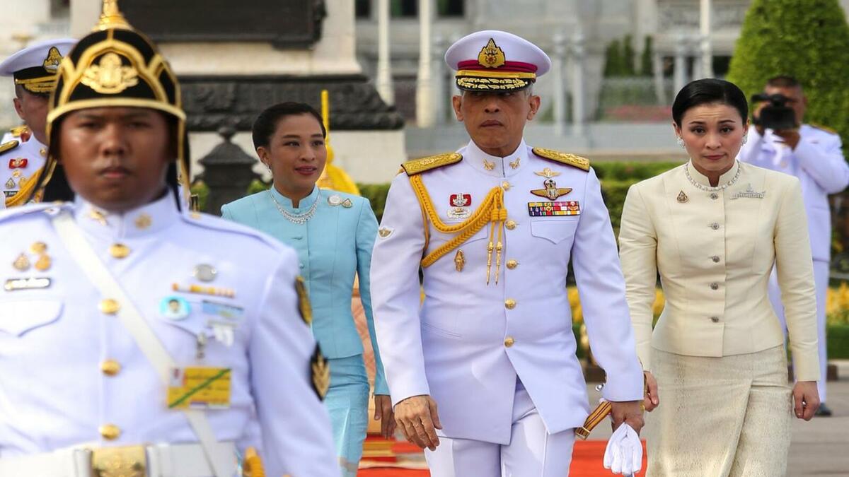 ملكة تايلاند سوثيدا تيدجاي: ولدت في عام 1978 وتخرجت عام 2000 كخبيرة في مجال فنون الاتصال في جامعة رقاد السيدة العذراء الكاثوليكية الخاصة بالعاصمة بانكوك وبعدها عملت مضيفة في شركة الخطوط الجوية التايلاندية، حبث التقت حب حياتها الذي كان أميرًا حينئذ، وهو طيار محترف كان يقود أحيانًا طائرات للشركة.