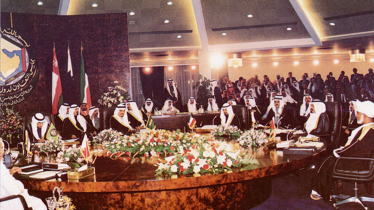 وفي الفترة من 26 الي 29 ديسمبر 1987م، استضافت السعودية أعمال الدورة الثامنة للمجلس برئاسة الملك فهد بن عبدالعزيز، وأقر فيه توصيات وزراء الدفاع حول التعاون العسكري، مع التأكيد على أهمية البناء الذاتي للدول الأعضاء.