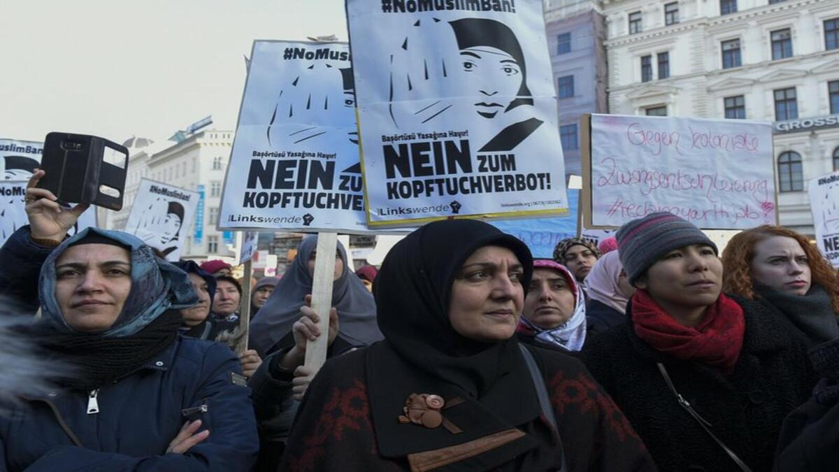 النمسا: في أكتوبر/تشرين الأول 2017 أقرت حظرًا على أغطية الوجه الكاملة في الأماكن العامة، مثل المحاكم والمدارس.