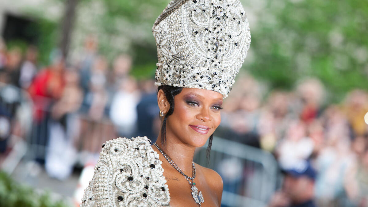 حصدت "ريهانا" الملايين من الشراكة مع مجموعة المنتجات الدولية لشركة "LVMH Moet Hennessy Louis Vuitton" — اللاعب الأساسي في سوق السلع الفاخرة.