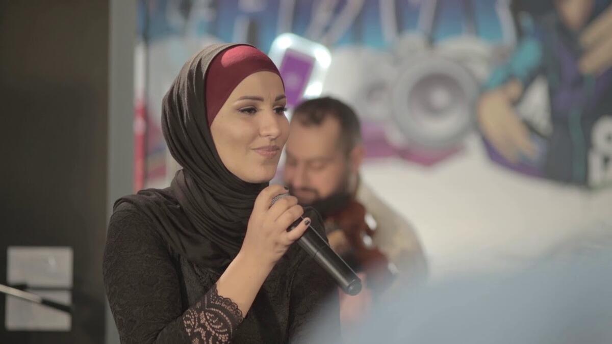 تعرضت المطربة الأردنية نداء شرارة للتنمر بعدما نشرت صورة لها بالحجاب وعلقت: "فليقولوا عن حجابي أنه يفني شبابي، أي معنى للجمال إن كان سهل المنالِ"، وانهالت عليها التعليقات تصفها بإهانه غير المحجبات، حتى حذفت المنشور.