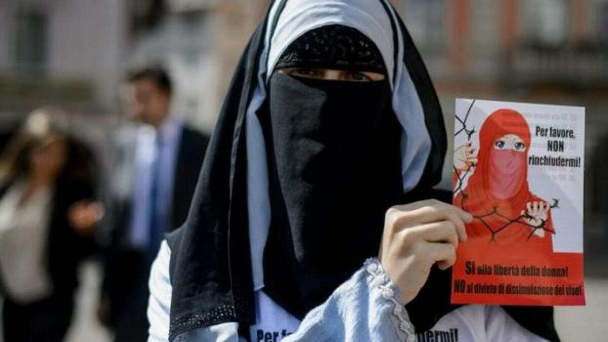 بلغاريا: ووافق البرلمان في 2016 على تغريم أي امرأة تغطي وجهها في الأماكن العامة، وحرمانها من الإعانات الاجتماعية.