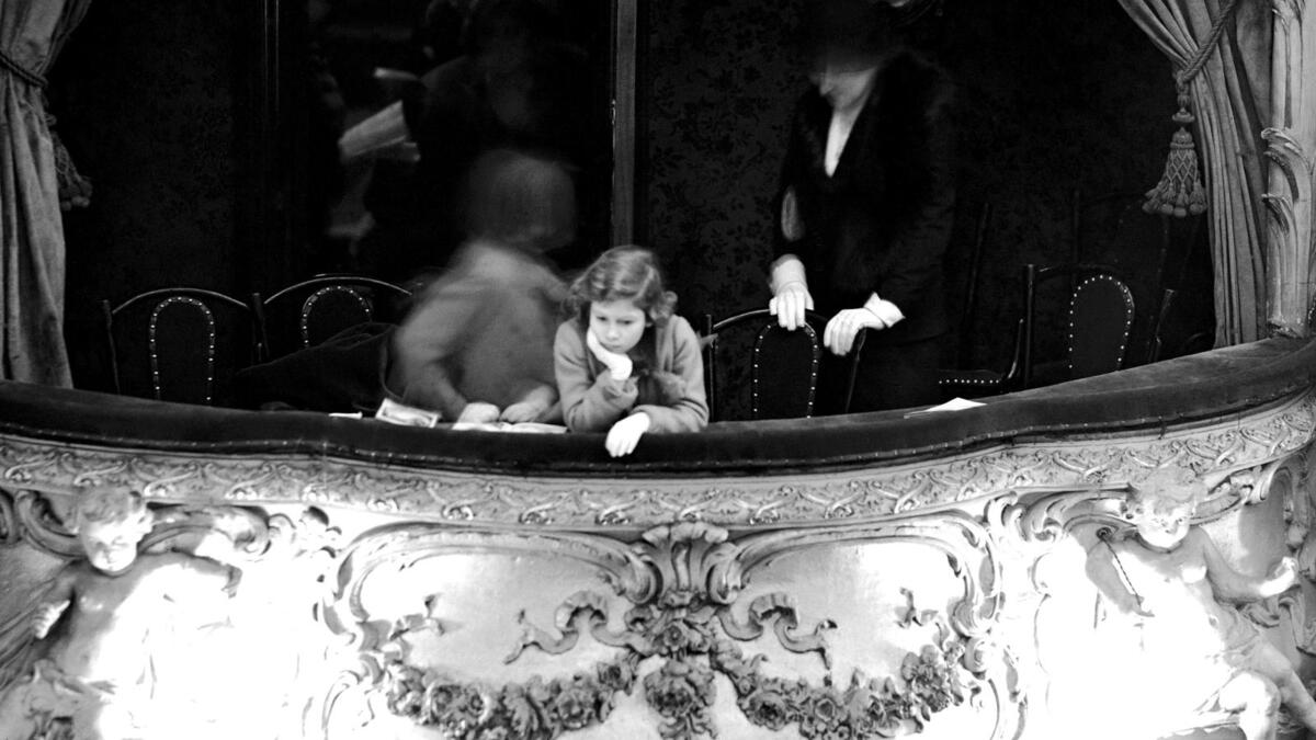 حدث التغير مع وفاة جدها الملك جورج الخامس عام 1936، فكان التالي في خط الخلافة الملكية هو عمها إدوارد الثامن، الذي تخلى عن العرش، ولم يكن له أي أطفال في ذلك الوقت، لذا ارتقى شقيقه ألبرت (والد إليزابيث) إلى العرش.