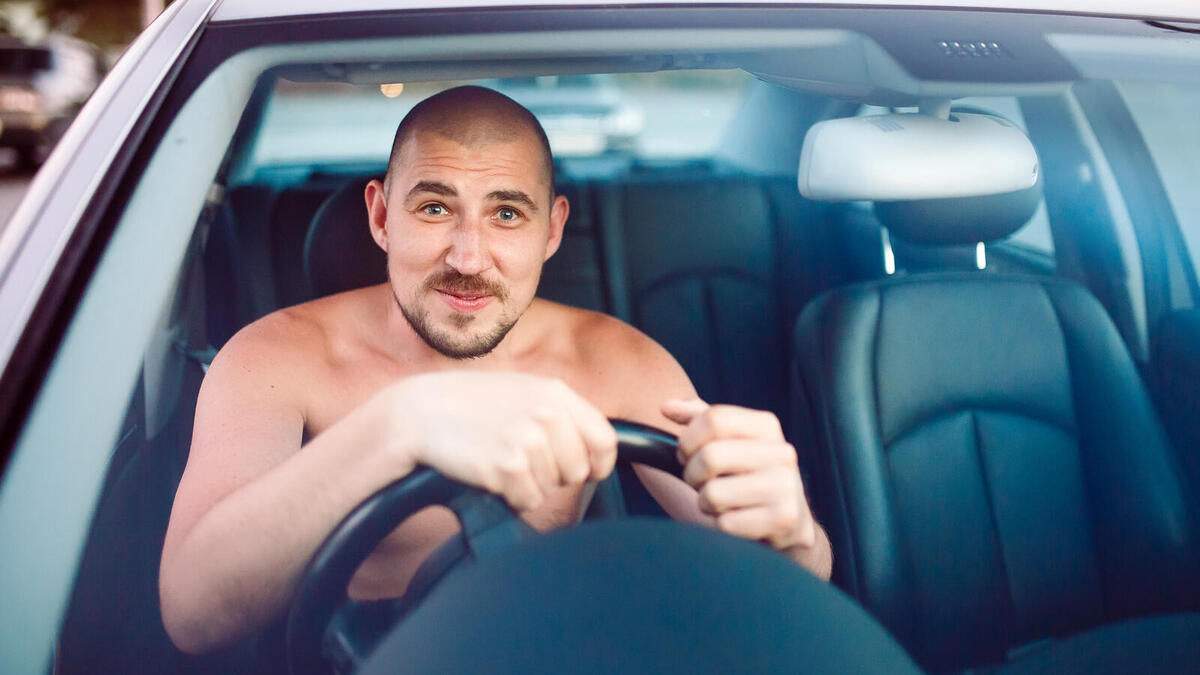 عاري الصدر: يمنع قانون السير في تايلاند أن يقود السائق/ـة سيارته/ها وهو/هي عاري/ـة الصدر.