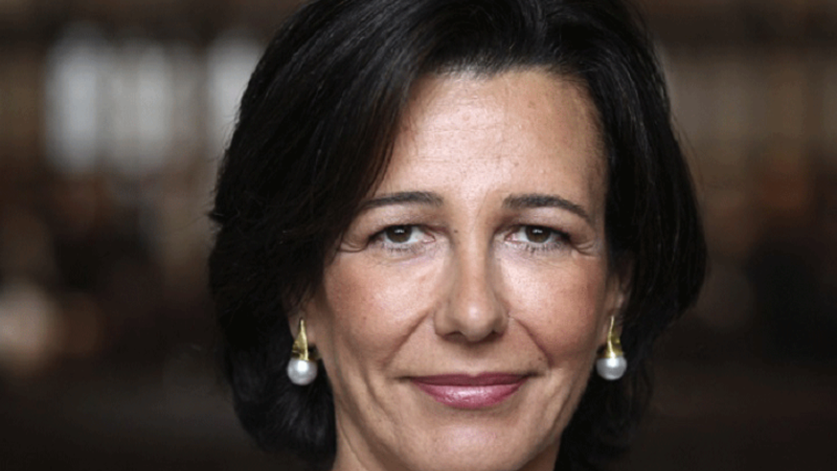 أصبحت آنا باتريشيا بوتين رئيسة للشركة في عام 2014 ، بعد وفاة والدها إميليو المفاجئ. لقد نجحت في انقلاب في عام 2017 عندما حصلت Banco Santander على Banco Popular (BP) الفاشلة مقابل 1 يورو لتصبح أكبر بنك في إسبانيا. في مواجهة الاضطرابات السياسية ، دافعت عن التكنولوجيا الفائقة وركزت على رواد الأعمال ودعم المشاريع الصغيرة والشركات المملوكة للنساء. أطلقت Santander X لدعم ريادة الأعمال في الجامعات وساعدت في إنشاء أول منصة تعتمد على سلسلة متعددة القطاعات في البلاد. قام صندوق الأسهم الخاصة التابع لشركة InnoVentures