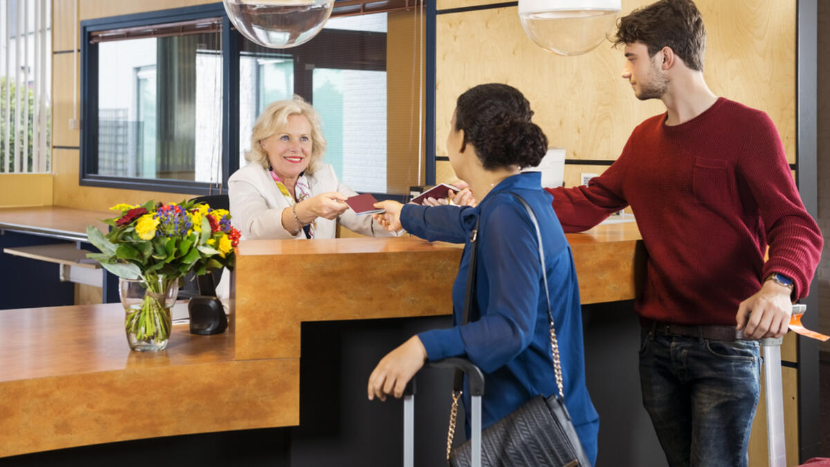 1. تسجيلات الوصول عند مكتب الاستقبال