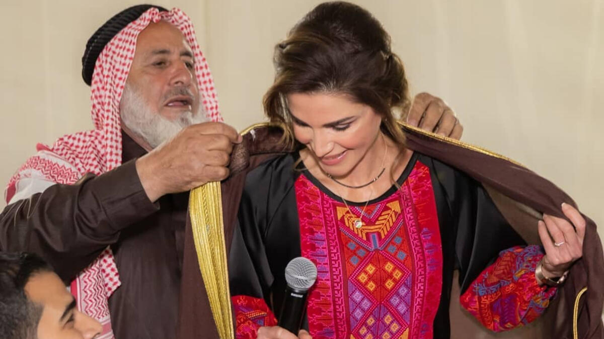 اختارت الملكة رانيا إطلالة  ذات طابع تقليدي حيث ارتدت زي أردني فلسطيني تراثي وذلك خلال حضورها لمأدبة إفطار في الطفيلة لمجموعة من الشباب وممثلين عن المجتمع المحلي ومبادرات تطوعية وعدد من رواد العمل الاجتماعي.