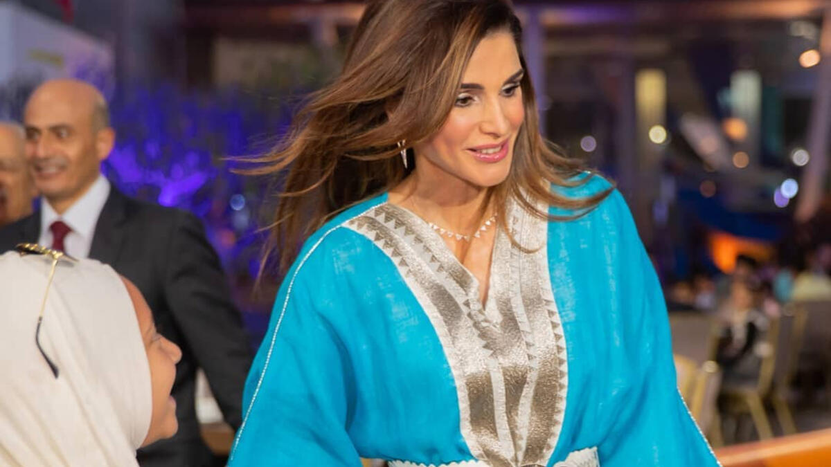 لفتت ملكة الأردن الأنظار بإطلالة مميزة مؤخرًا حيث تألقت بـ قفطان فيروزي اللون وحزام فضي مع تطريز على الحواف خلال مأدبة الإفطار التي أقامتها مع زوجها الملك عبدالله الثاني لمجموعة من الأيتام من مؤسسات مختلفة في متحف الأطفال.
