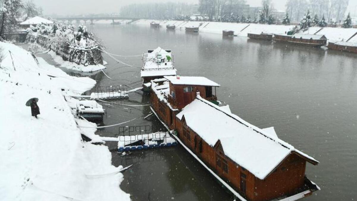 Heavy Snowfall in India Closes Highways and Cancels Flights