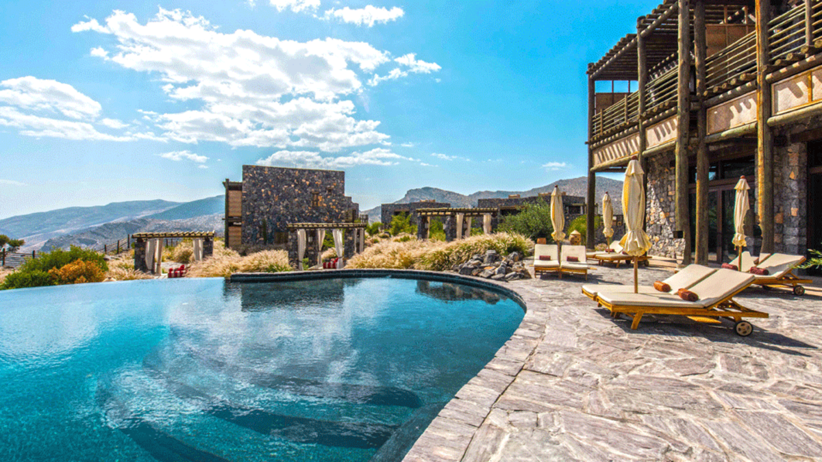 8. أليلا الجبل الاخضر (عمان): يقع هذا الفندق الراقي في جبال الحجر ، ويتميز بتصميمه التقليدي ذي الوجه الحجري على بعد كيلومتر واحد من كل من معبد جبل الأخضر ومسجد ديانا بوينت ، وهي منطقة ذات مناظر خلابة على جبل الأخضر.