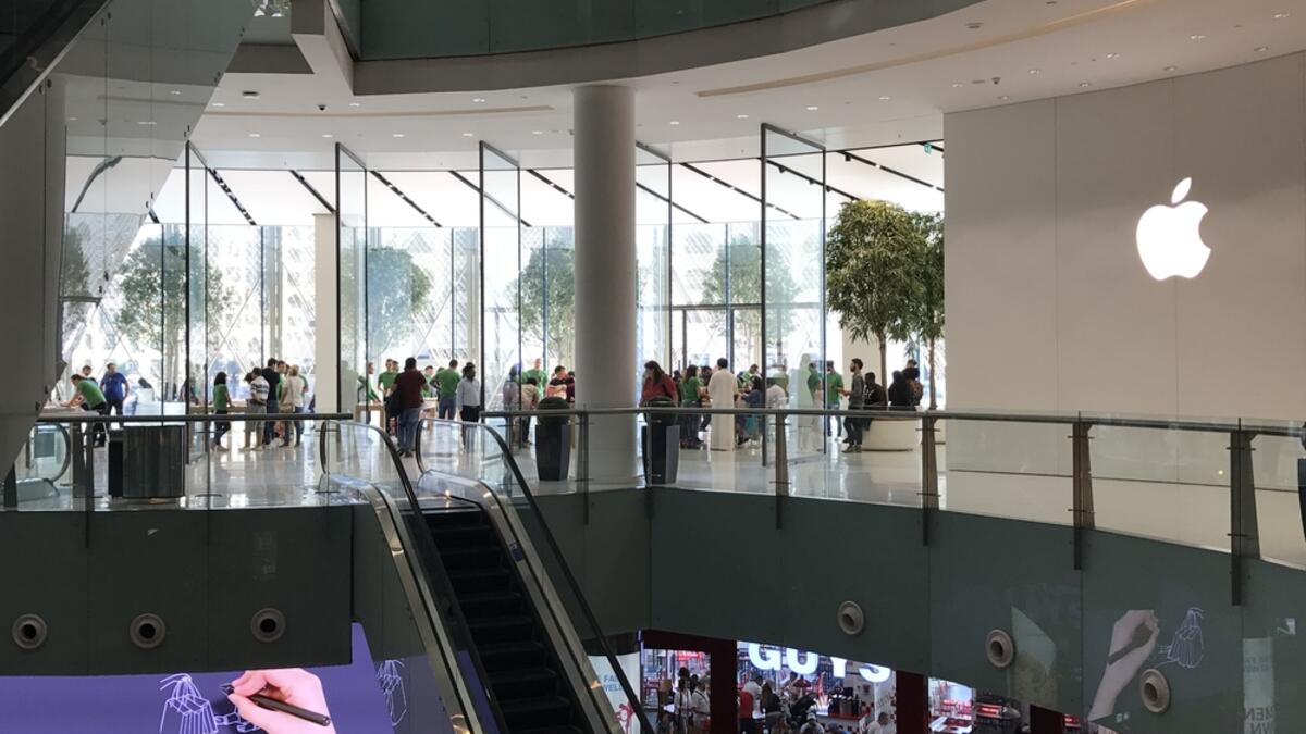 1. أبل: على الرغم من احتلال أبل المرتبة الأولى في استطلاع MBLM لعام 2019، فقد انخفض مجموعها هذا العام من 82.6 إلى 73.0. ومع ذلك ، قال 32٪ من مستخدمي أبل أنهم لا يستطيعون العيش بدون العلامة التجارية.