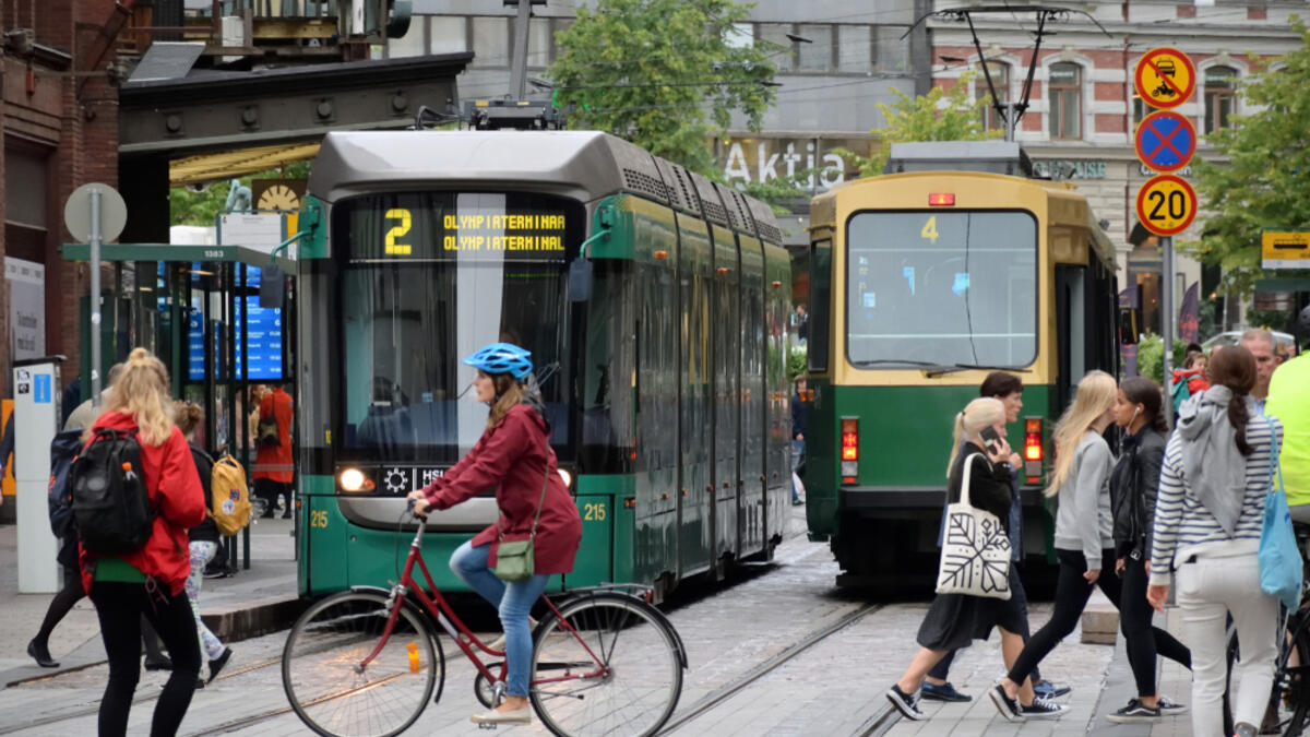 6. فنلندا: كانت فنلندا أول بلد يمنح المرأة حقوقًا سياسية كاملة في عام 1906. لأكثر من 100 عام ، لعبت المرأة أدوارًا نشطة في الحياة العملية وصنع القرار. اليوم ، 49 ٪ من جميع العاملين هم من النساء.