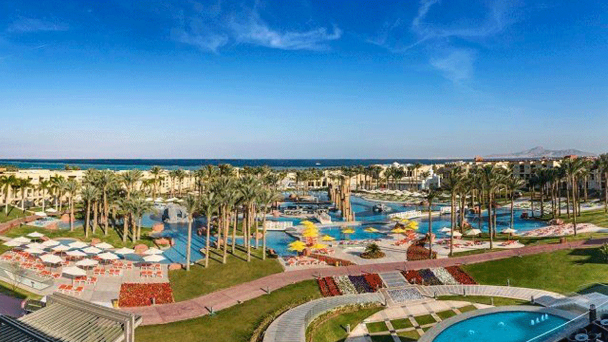 4. فندق ريكسوس سيجيت (مصر): يقع هذا الفندق الفخم الشامل كليًا على شاطئ على البحر الأحمر مع رصيف خاص ورصيف مرجاني محمي على بعد 10 كم من مطار شرم الشيخ الدولي.