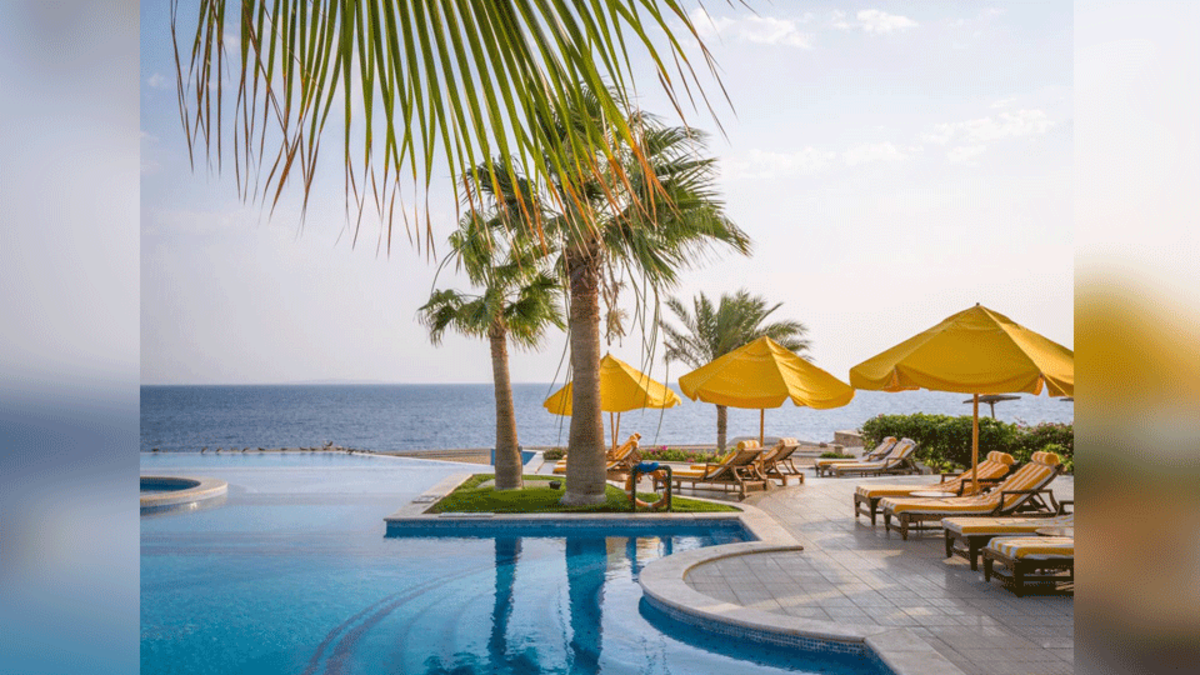 10. منتجع ذا أوبروي سهل الحشيش (مصر): يقع هذا الفندق الفاخر الذي يحتوي على أجنحة فقط على شاطئ رملي على طول البحر الأحمر ، على مساحة 19 هكتارًا من مطار الغردقة الدولي.