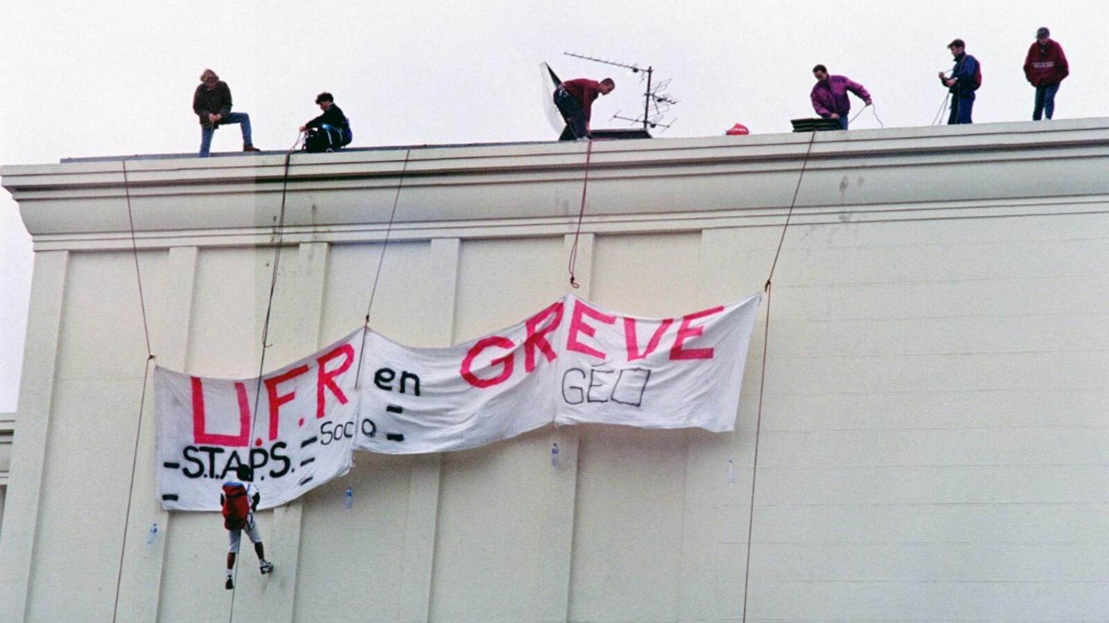 Mass Strikes Continue For The 12th Day In France Al Bawaba