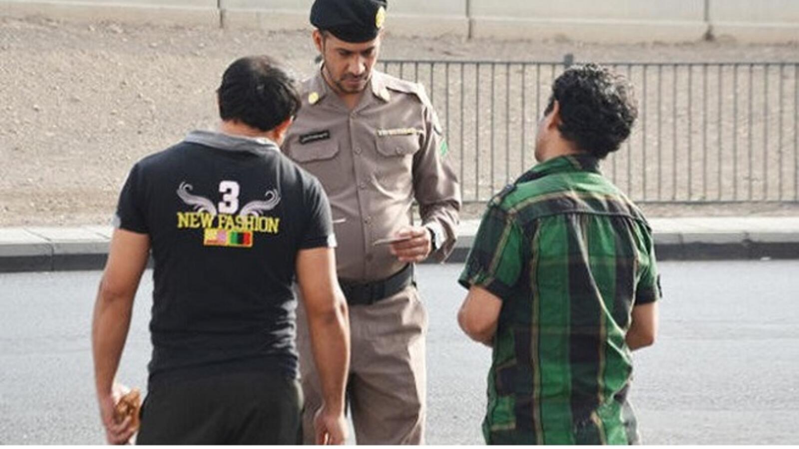 Saudi Officials Warn Against Helping Illegal Workers | Al ...