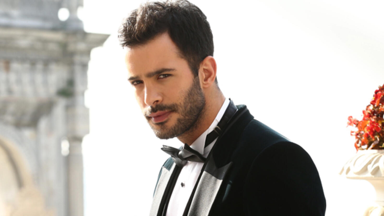 نجم مسلسل "حب للإيجار" يفاجيء حبيبته ويحتفل بعيد ميلادها