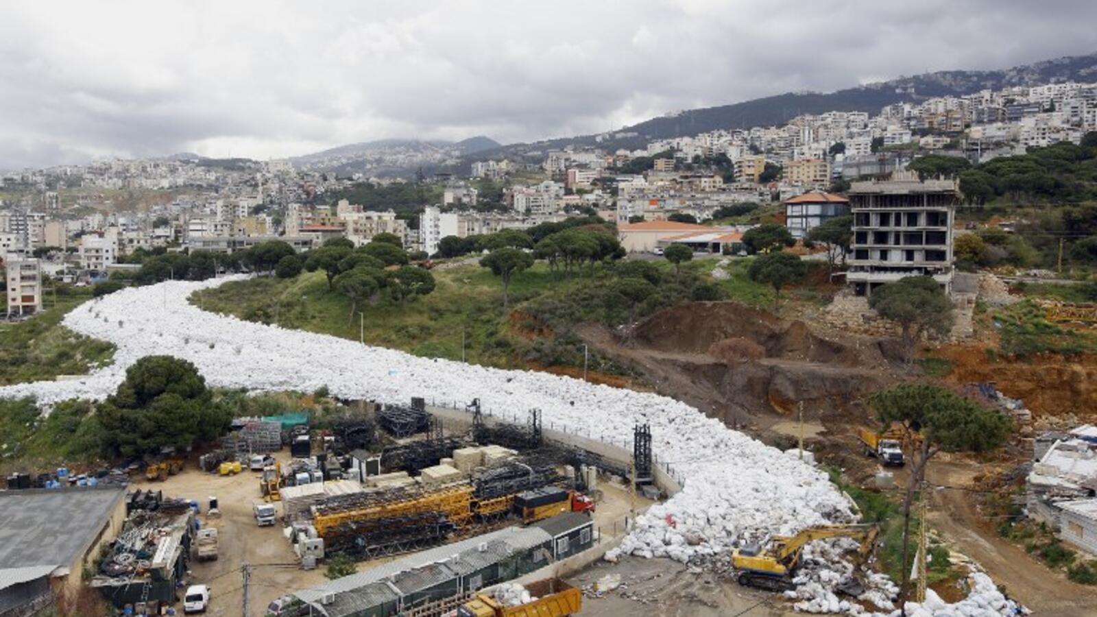 Lebanon 8,000 tons of trash brought to Naameh in second day of