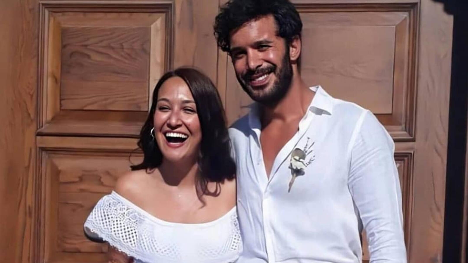 So Casual Baris Arduc Gupse Ozay Tie The Knot In A Simple Setting Pictures Al Bawaba