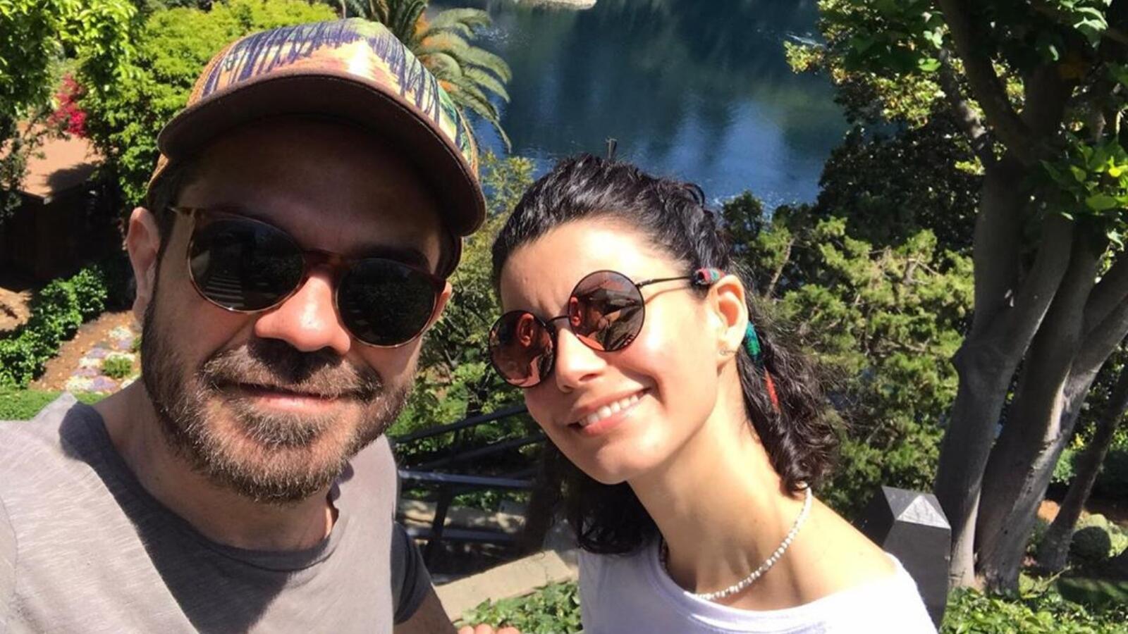 Where Is The Mic Beren Saat To Debut Her First Song Along With Husband Kenan Dogulu Al Bawaba Arkadan gueluemseyerek gelen beren saat ise, muhabirlerin klasik otomobil almişsiniz dogru mu? sorusuna, 1972 model oldsmobile deltaotomobil bizim dueguen arabamizdi, yeni degil cevabini. where is the mic beren saat to debut