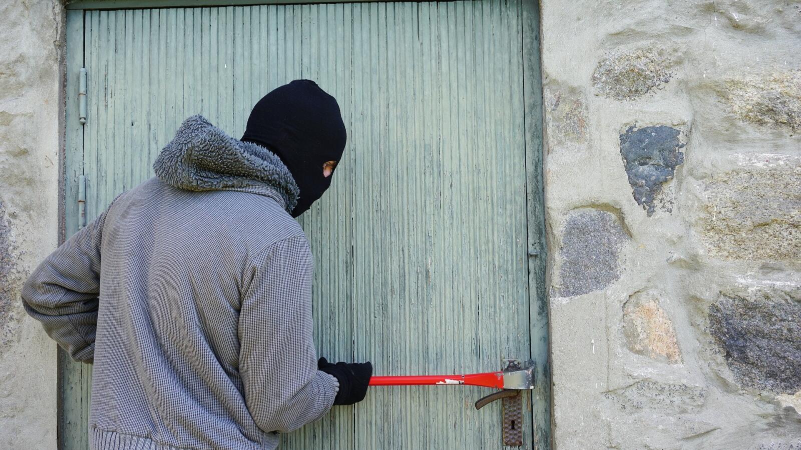 ما تفسير الحلم بالسطو على منزلك في المنام؟ البوابة