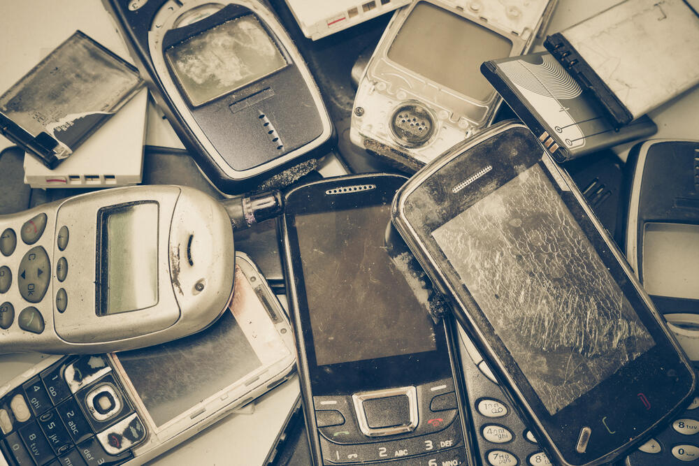 Turkey Cell Phone Repairman Collects 1,000 Mobiles Over 20 Years Al