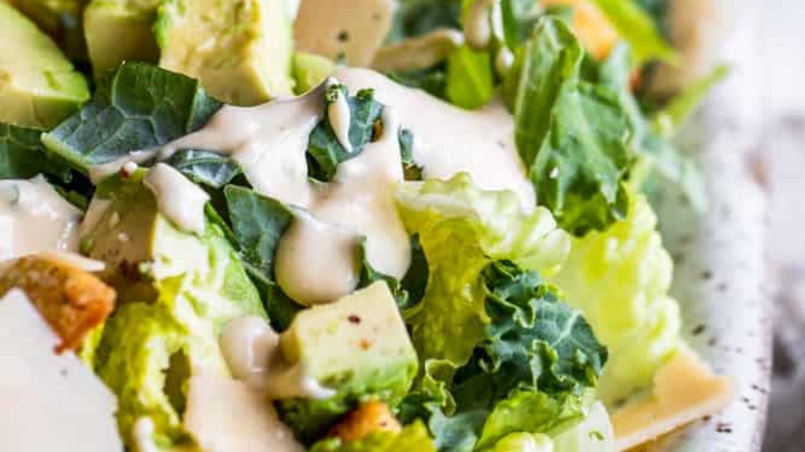 وصفة سلطة كالي سيزر مع الأفوكادو