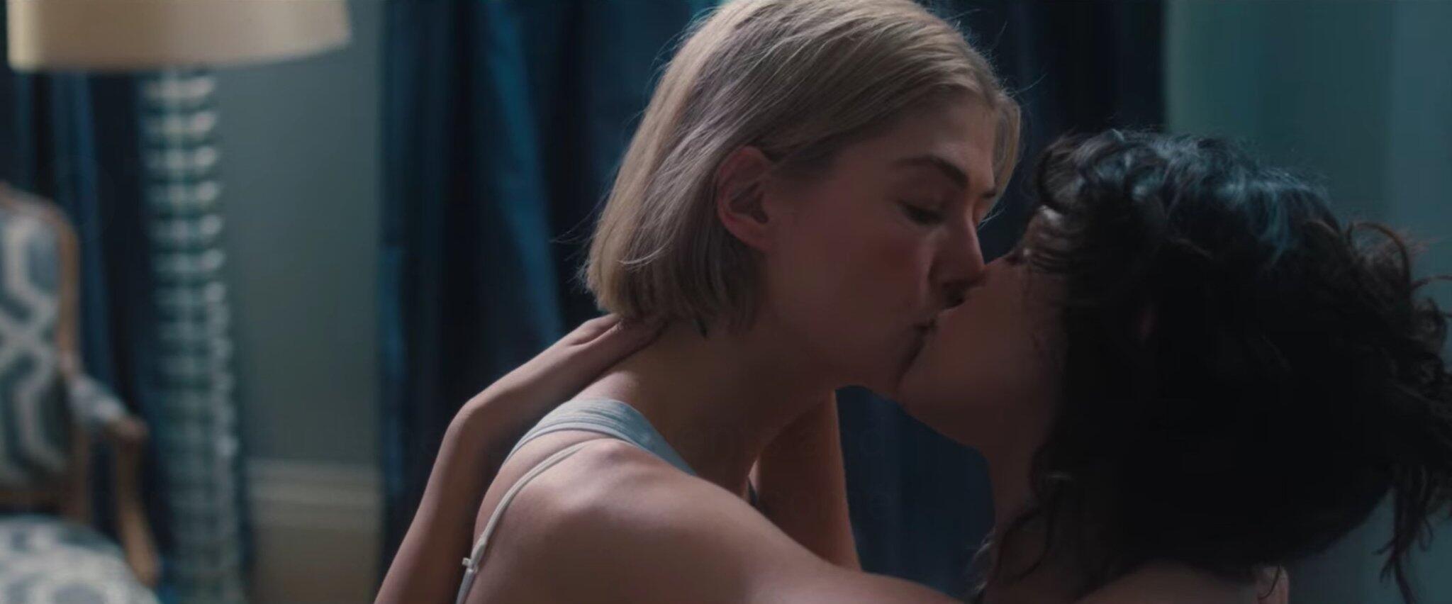 Rosamund Pike The Sexiest Milf Ever Shows Us That She Cares A Lot Al Bawaba