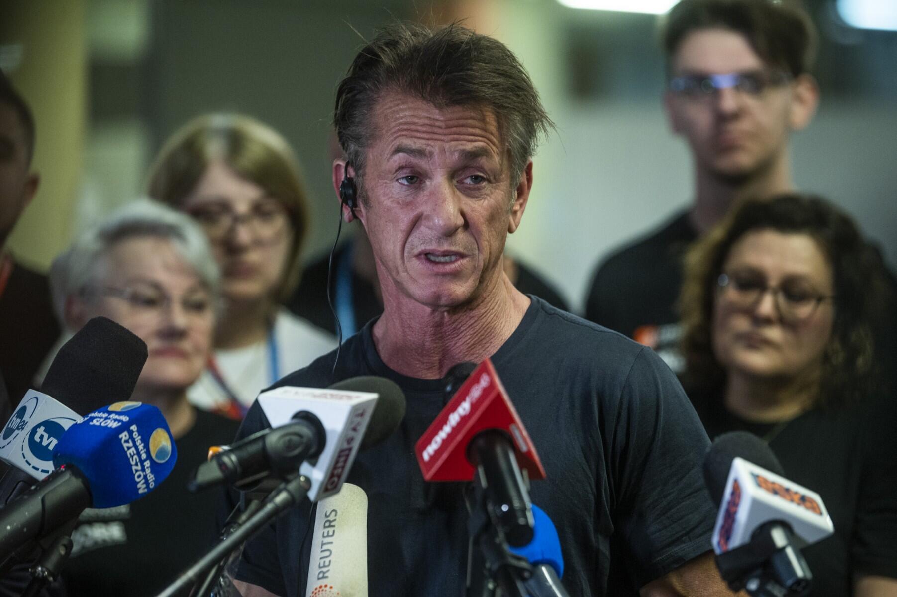 Sean Penn pomaga ukraińskim uchodźcom w Polsce