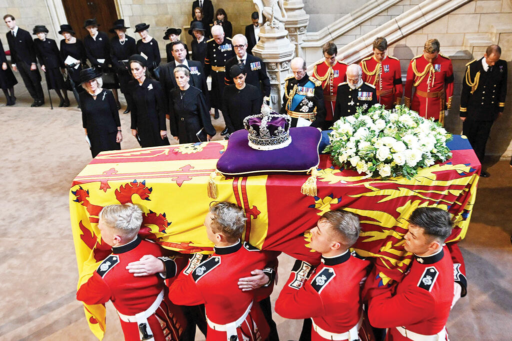 Video Royal Guard Collapses Near Queen's Coffin Al Bawaba