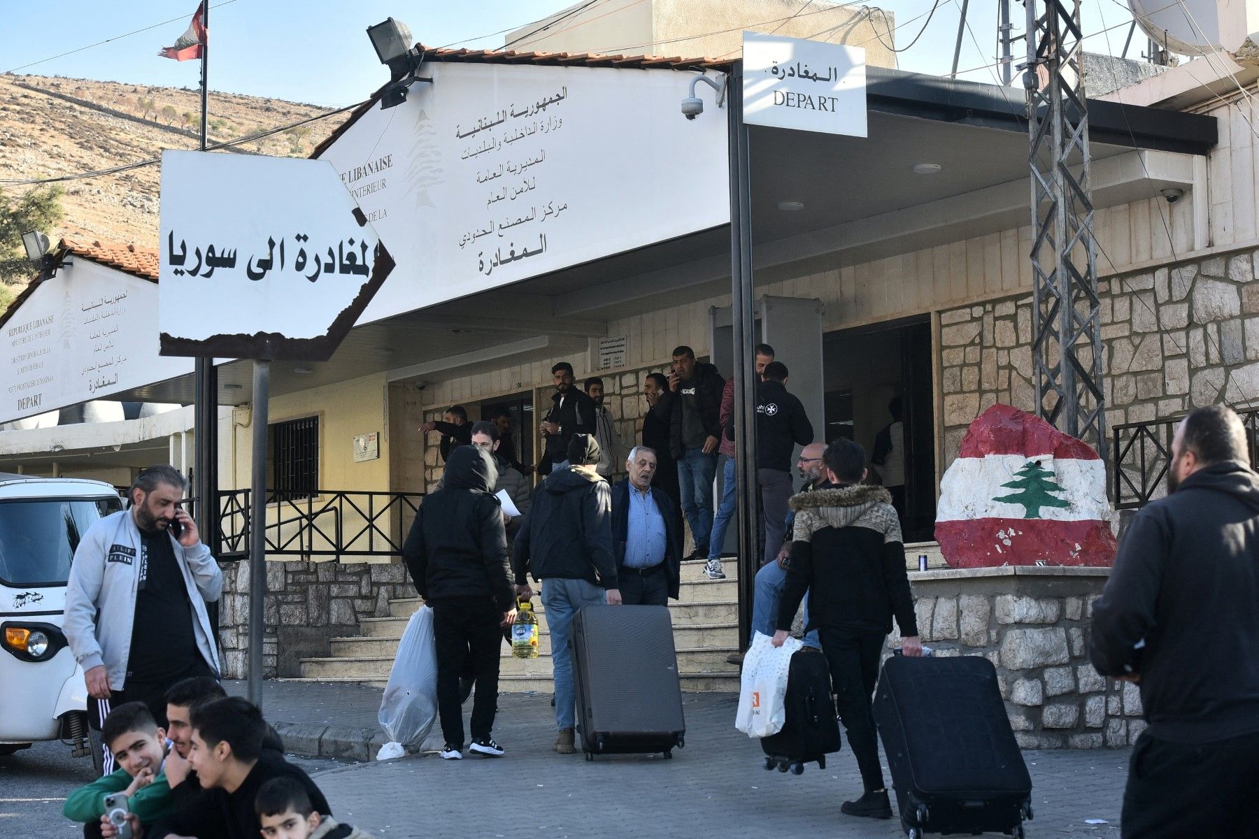 سوريا تتجه نحو إعادة الانفتاح الاقتصادي بينما لبنان عالق في دوامة الأزمات