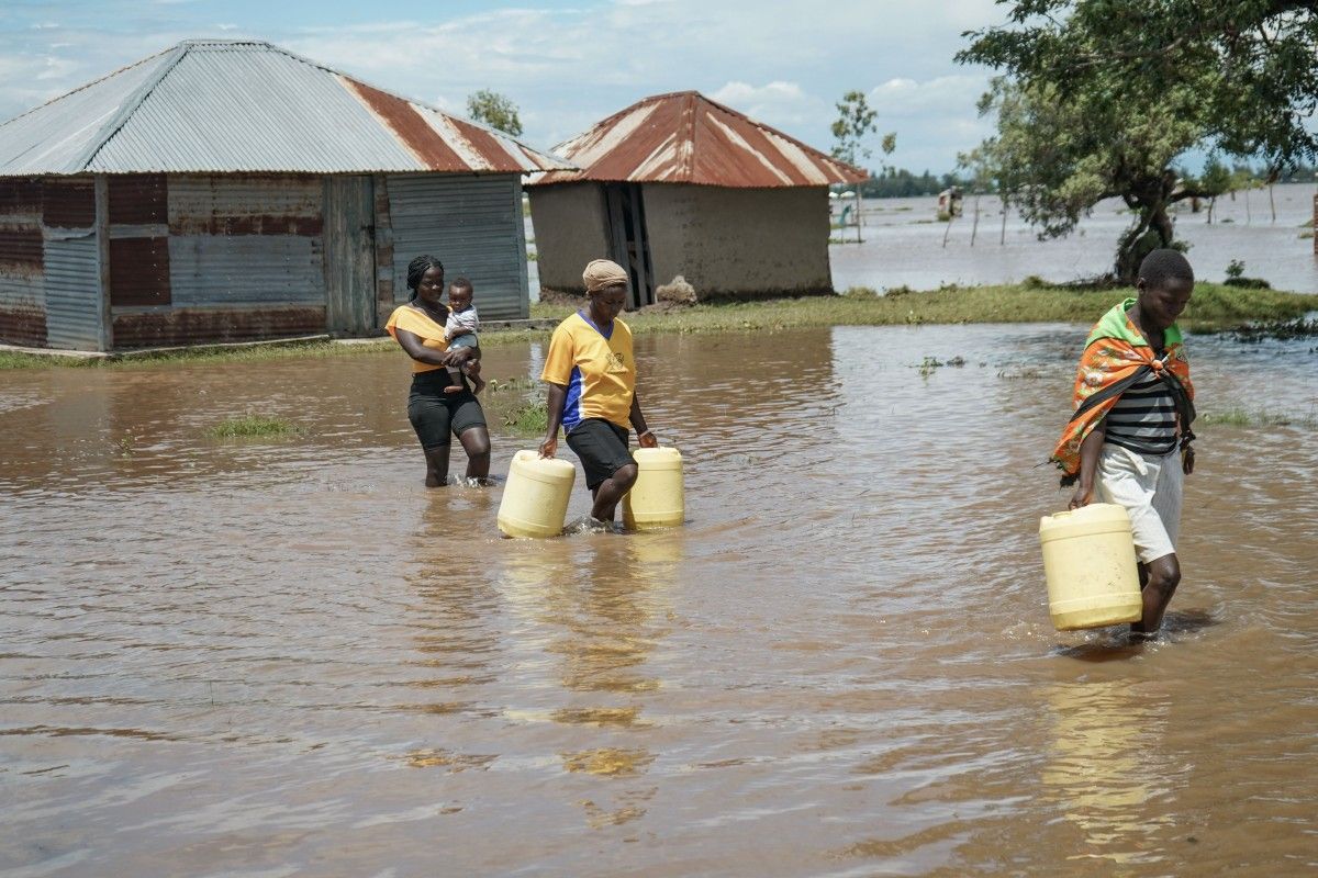 توفي 100 شخص في غرب كينيا نتيجة للفيضانات المفاجئة حيث غمرت القرى توفي 100 شخص في غرب كينيا نتيجة للفيضانات المفاجئة حيث غمرت القرى