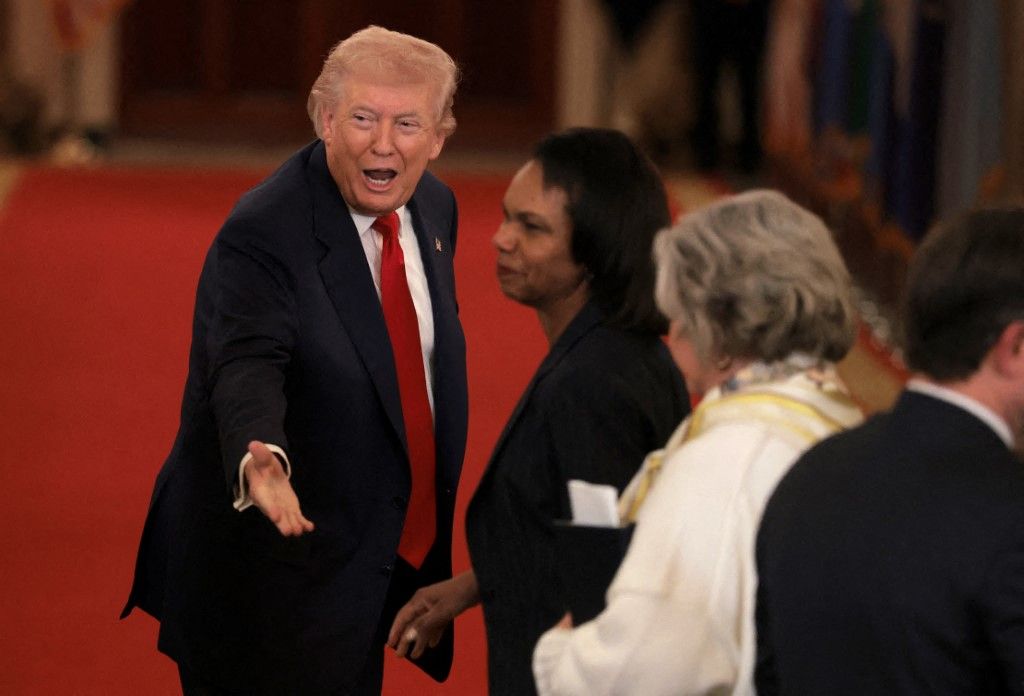 “مهندسة حرب العراق” كوندوليزا رايس تُرى في البيت الأبيض خلال الصراع مع إيران