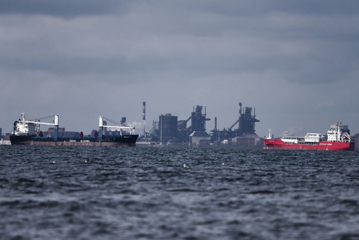 Iran Army strikes US ship in the northern Gulf