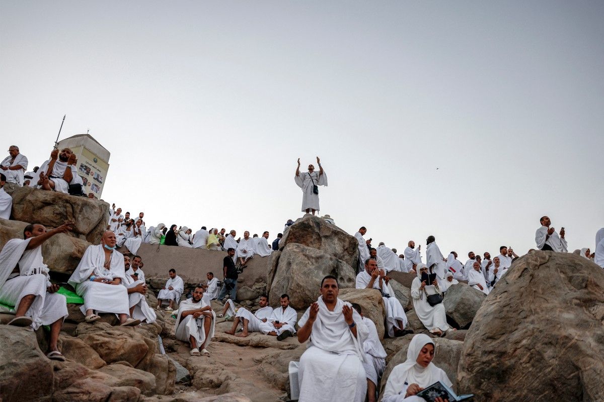 ملايين يتجمعون في عرفات للحج 2026