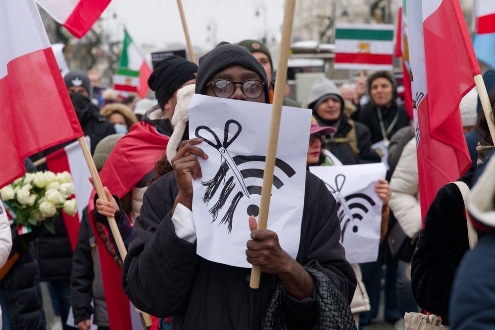Iran resumes internet access