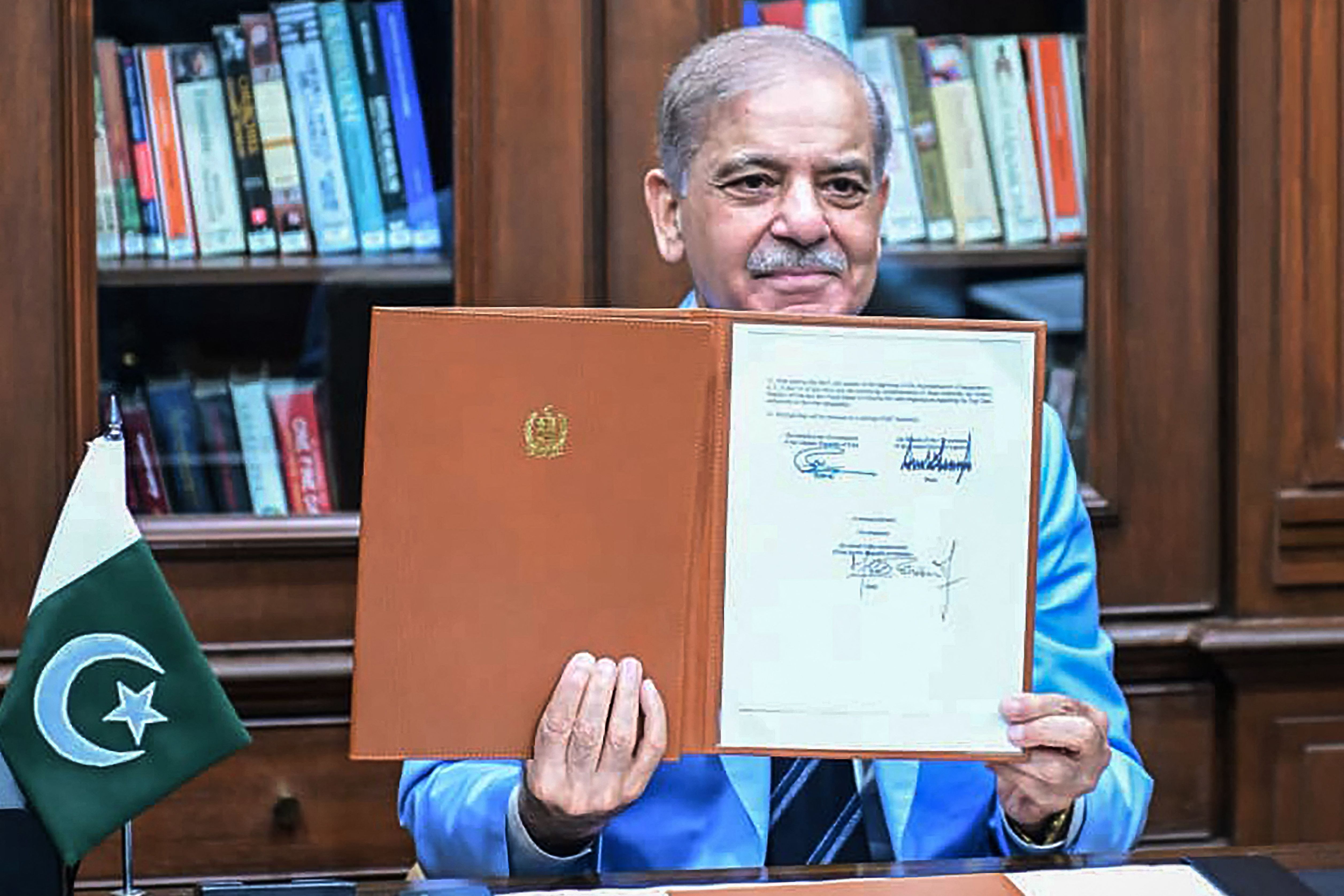 شريف يلغي زيارة سويسرا حيث يواجه عملية السلام بين الولايات المتحدة وإيران حالة من عدم اليقين الجديدة