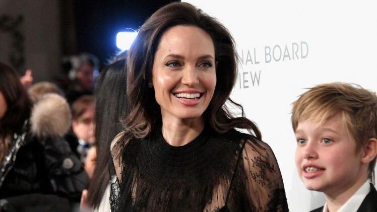 أنجيلينا جولي ترتدي تي شيرت فاضح في نزهتها العائلية وابنتها شيلوه كالشباب البوابة