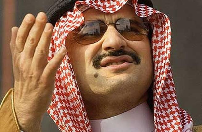 الأمير الوليد بن طلال ينجو من حادث سير أثناء مرافقته للملك ...