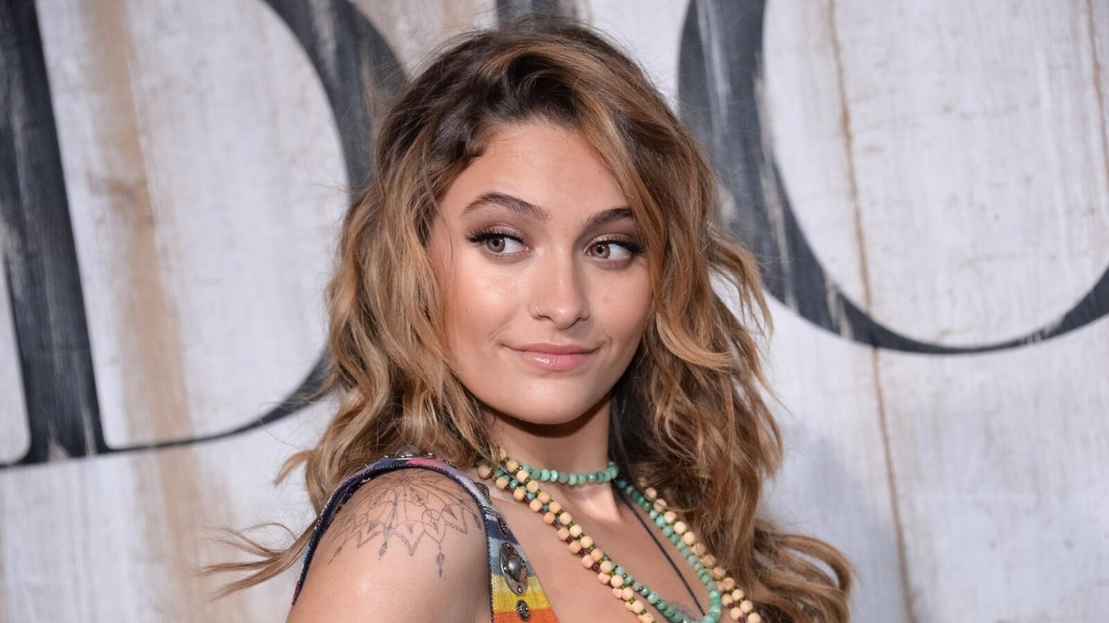 بعد محاولتها الإنتحار باريس جاكسون بستايل الهيبي وتحيي حفلا بدعم من عائلتها البوابة