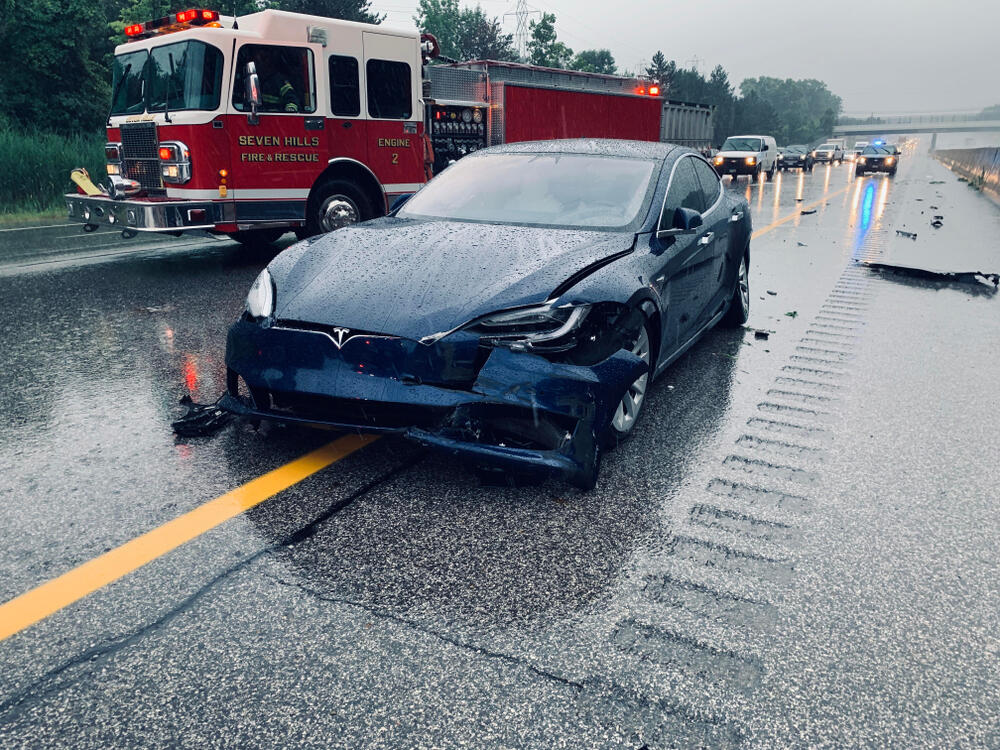 US Tesla on Autopilot Crashes Into Police Car Al Bawaba