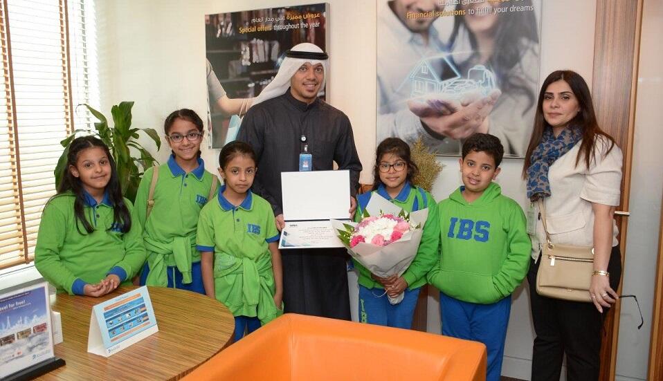 بنك برقان ينظ م رحلة ميدانية لطلاب مدرسة اقرا ثنائية اللغة في الفرع الرئيسي البوابة