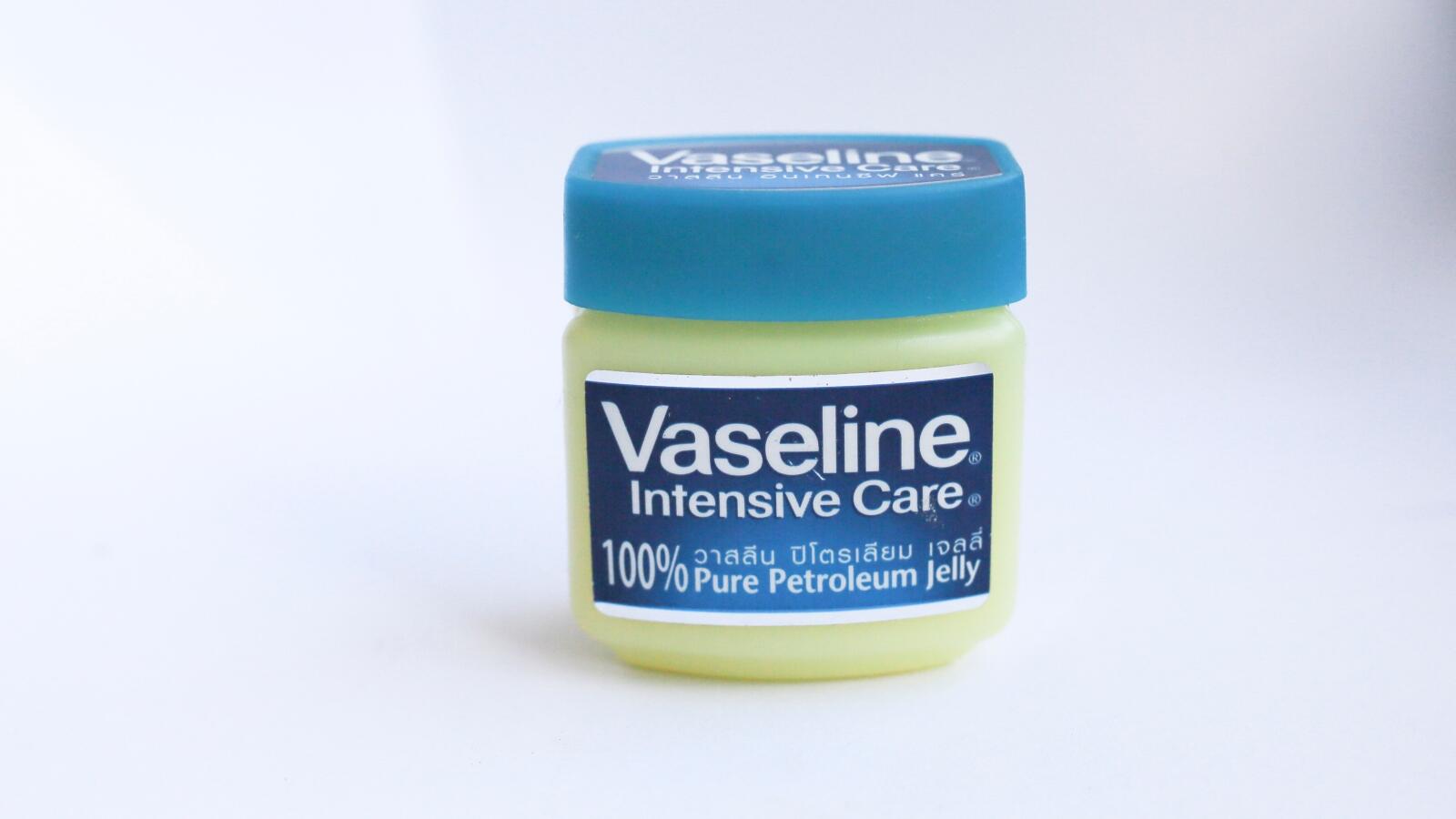 فوائد الفازلين للوجه قبل النوم البوابة