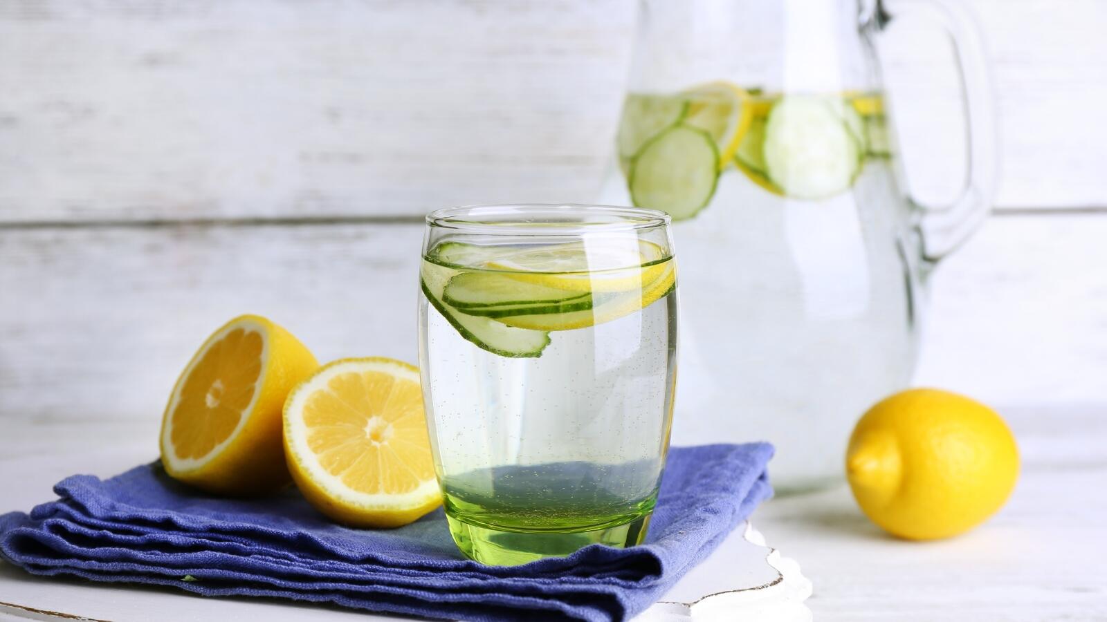 فوائد شرب ماء الليمون في فصل الشتاء