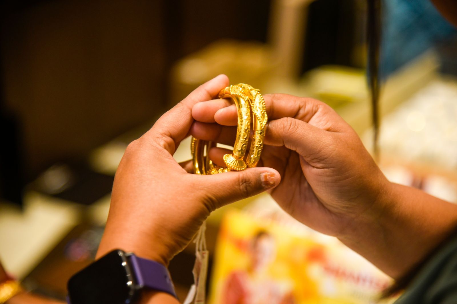 Gold prices drop to 2,718 per ounce Al Bawaba